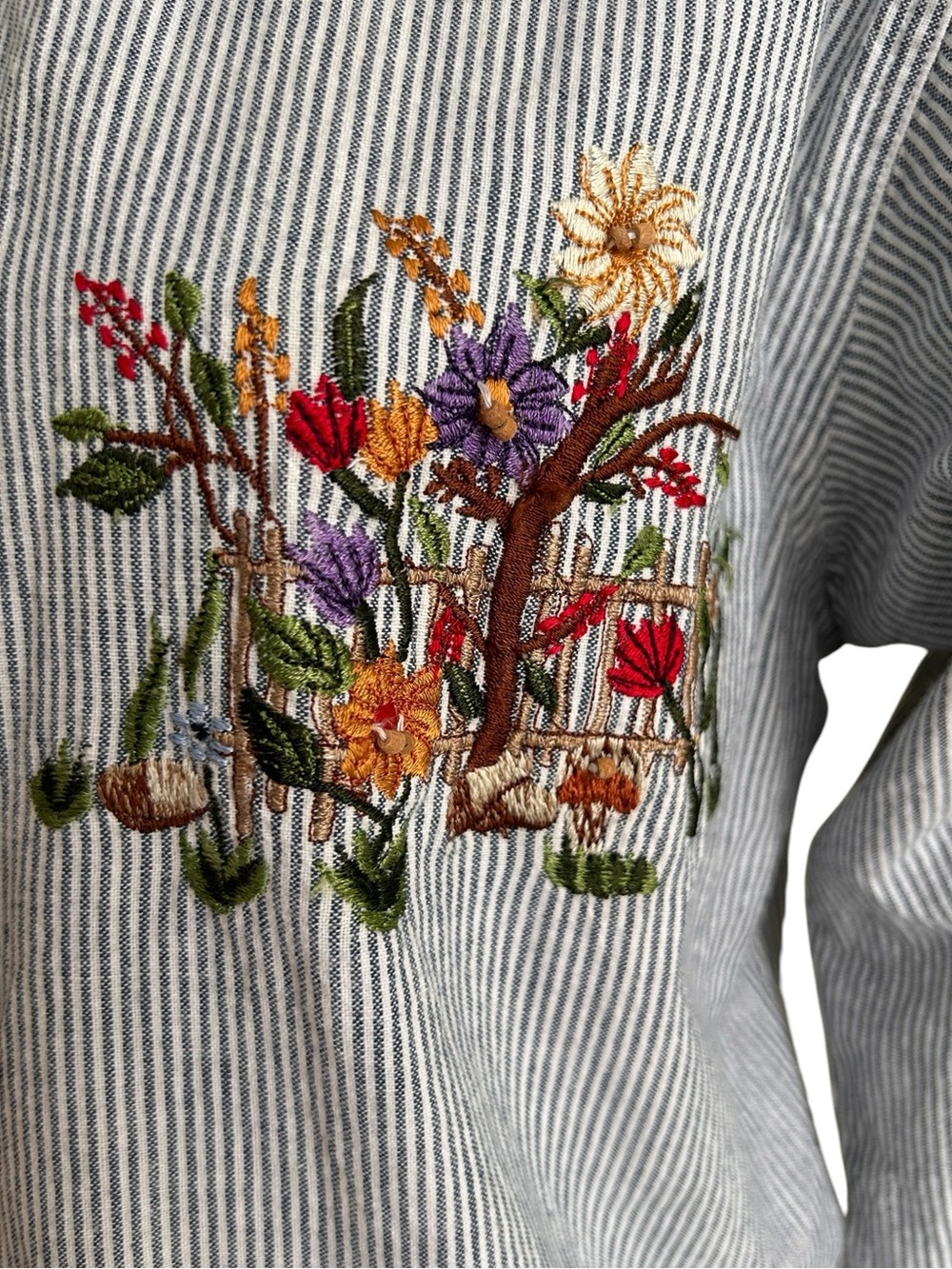 Vintage CottageCore GardenCore Striped Blue Embroidered Button-Up Shirt - Size S - Picture 4 of 11